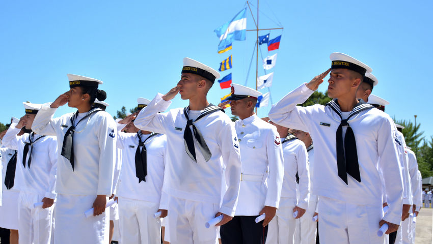 Aspirantes Recibiendo diploma